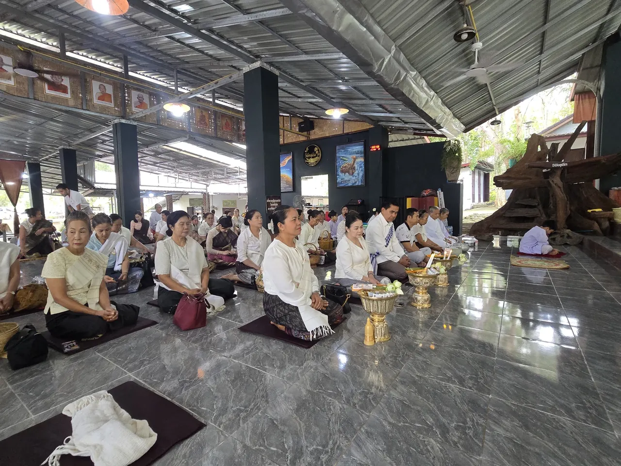 ຍາດໂຍມຮ່ວມກັນຢູ່ໃນສາລາຂອງວັດ