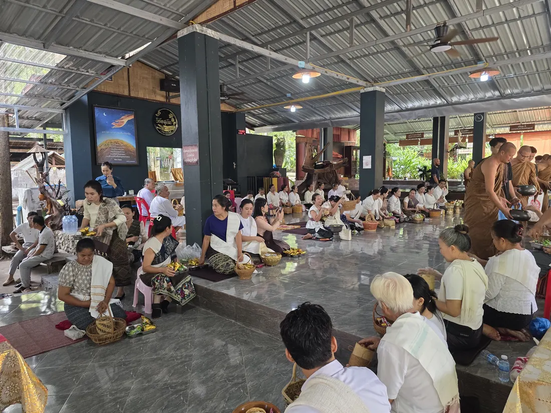 ຍາດໂຍມຖວາຍພັດຕາຫານແດ່ພຣະສົງ