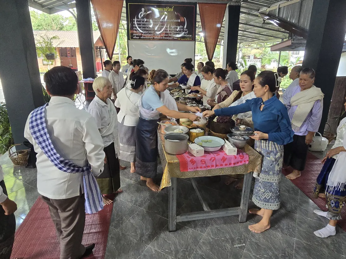 ຍາດໂຍມຮ່ວມກັນຈັດກຽມພັດຕາຫານ