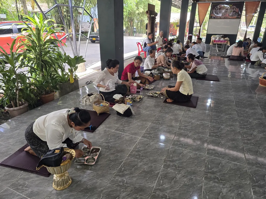 ຍາດໂຍມນັ່ງຮັບປະທານອາຫານຮ່ວມກັນ
