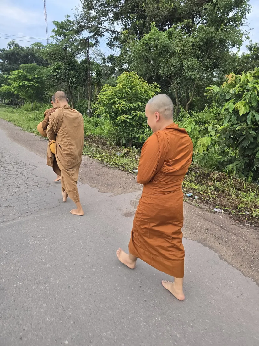 ພຣະພິກຂຸອອກບິນທະບາດໃນຍາມເຊົ້າ